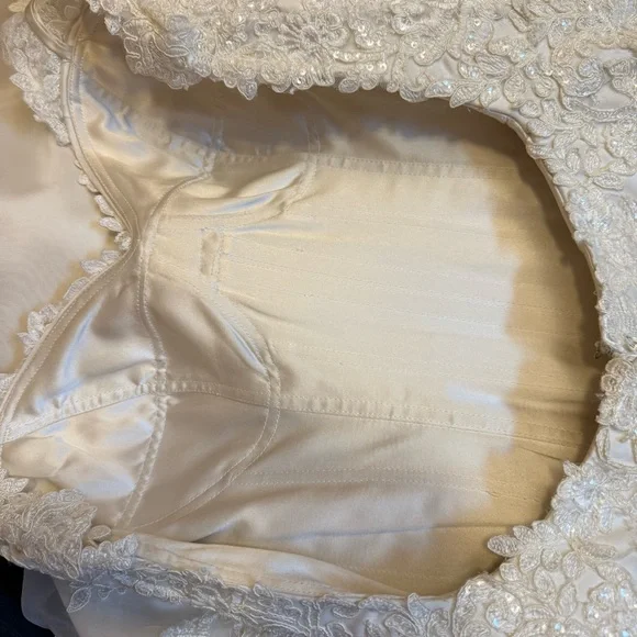 Essense of Australia Wedding Dress Sz 10 - Picture 12 of 13